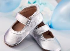 Søde sølvfarvede baby sko